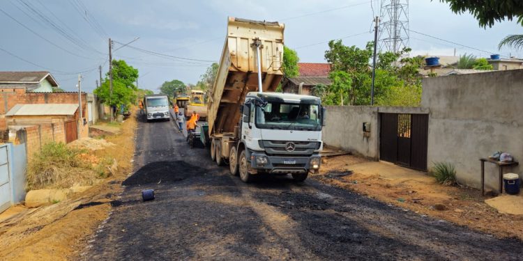 Parceria da Prefeitura de Jaru com os deputados Lúcio Mosquini e Dr. Luís do Hospital leva asfalto a quatro bairros diferentes