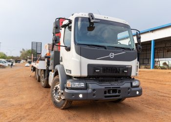 Prefeitura de Jaru reforça frota própria do município com a aquisição de mais um caminhão; veículo é equipado com munck, prancha e reboque    