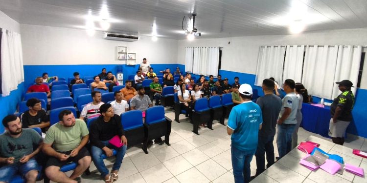 Curso de formação de árbitros reúne mais de 60 participantes em Jaru; capacitação gratuita é promovida pelo Governo de Rondônia em parceria com a Prefeitura de Jaru