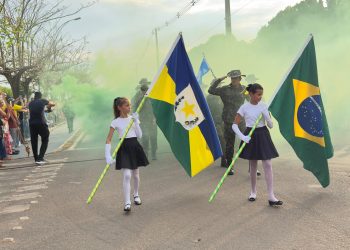 Desfile Cívico do 7 de Setembro reúne centenas de pessoas em Jaru  