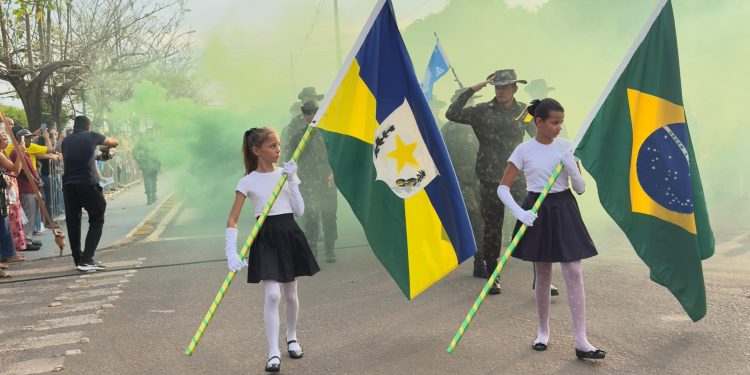 Desfile Cívico do 7 de Setembro reúne centenas de pessoas em Jaru  