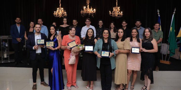 Jaru Alfabetizado: Prefeitura entrega prêmio de R$ 10 mil a duas professoras da rede municipal por bom desempenho no Sistema de Avaliação Educacional de Rondônia