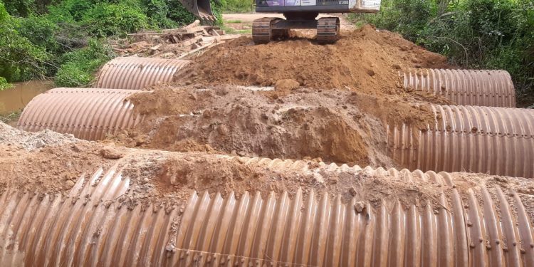 Prefeitura de Jaru realiza substituição de mais uma ponte de madeira por tubos armcos na Linha 634