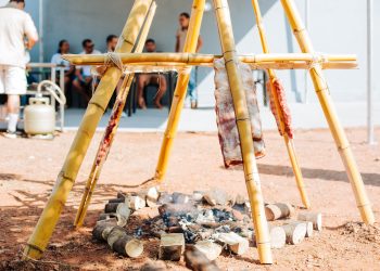Política Nacional Aldir Blanc: Chef jaruense realiza oficina sobre técnica ancestral de defumação indígena