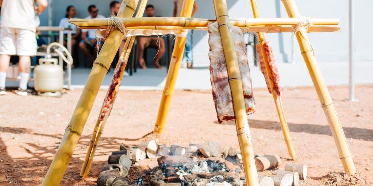 Política Nacional Aldir Blanc: Chef jaruense realiza oficina sobre técnica ancestral de defumação indígena