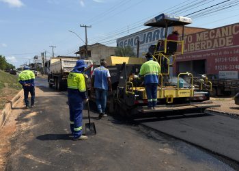 Prefeitura de Jaru realiza recapeamento asfáltico em trecho da Avenida JK, próximo a ponte do Rio Jaru
