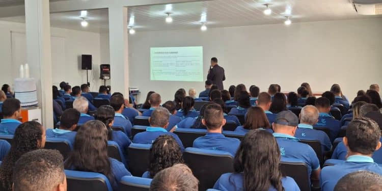 Mais de 100 profissionais que atuam no transporte escolar de Jaru participam de treinamento promovido pela Prefeitura