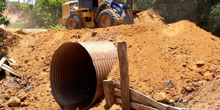 Prefeitura de Jaru substitui mais uma ponte de madeira por tubo metálico na Linha 608