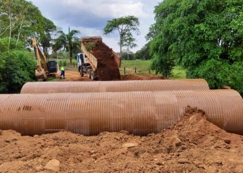 Prefeitura de Jaru instala tubos de aço e substitui ponte de madeira em travessão que liga Linha 632 à Linha 634