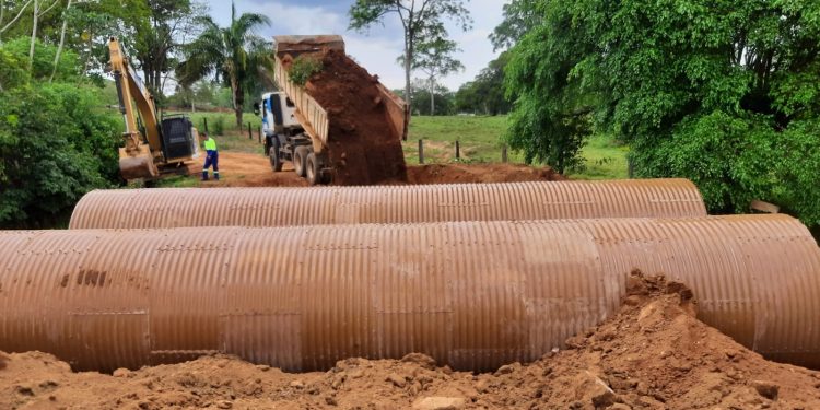 Prefeitura de Jaru instala tubos de aço e substitui ponte de madeira em travessão que liga Linha 632 à Linha 634