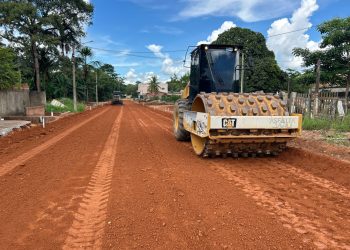 Prefeitura de Jaru realiza terraplanagem na Rua Minas Gerais no setor 05; via também receberá asfalto novo