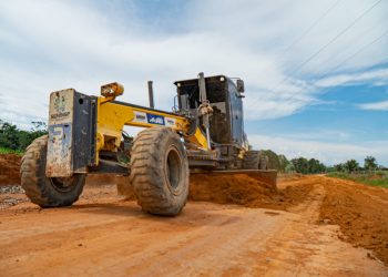 Prefeitura segue trabalhando para garantir infraestrutura de qualidade em Jaru; na Linha 612 as equipes realizam o cascalhamento em diversos trechos