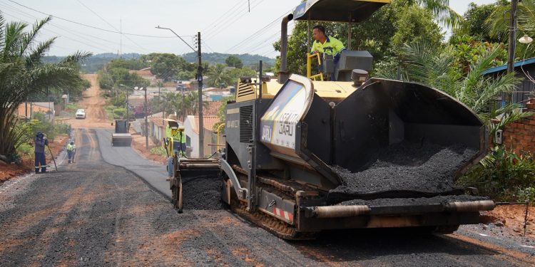 Prefeitura de Jaru asfalta mais um trecho da rua Cândido Portinari, no Setor 07