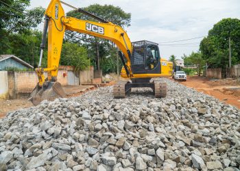 Pavimentação na Rua Minas Gerais avança: Prefeitura de Jaru executa colchão drenante com pedra rachão para garantir qualidade e durabilidade da obra