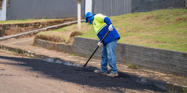 Prefeitura de Jaru realiza ações de manutenção da pavimentação asfáltica em ruas dos setores 01, 02, 05 e 06